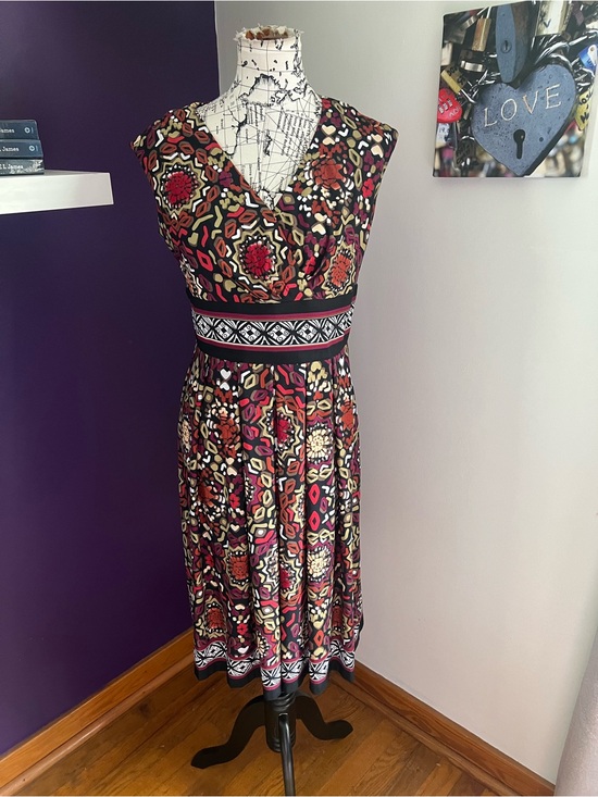 Liz Claiborne Dresses & Skirts - 7 for $30 Liz Claiborne V-Neck Sleeveless Dress in Red Floral Geo Print